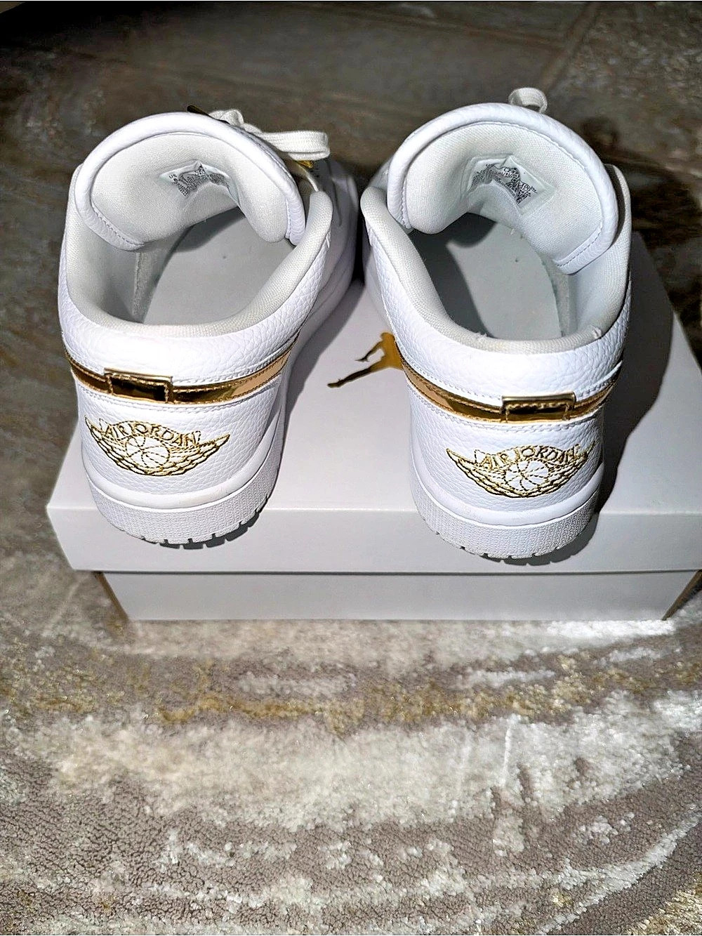 Jordan Air Jordan 1 Low SE White Metallic Gold White & Gold US 8 - Picture 3 of 5